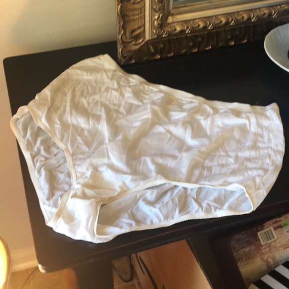 5/$25 Siz 7 vintage nylon full panty. Vanity Fair - Picture 1 of 6